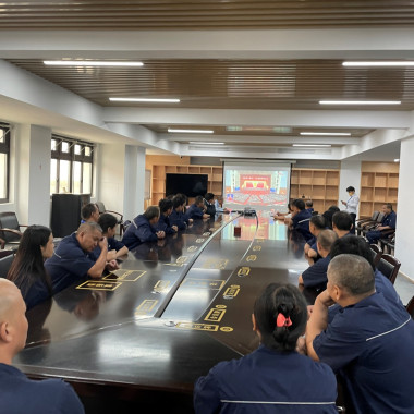 122cc太阳集成游戏电气集团组织集中收看党的二十大开幕会盛况